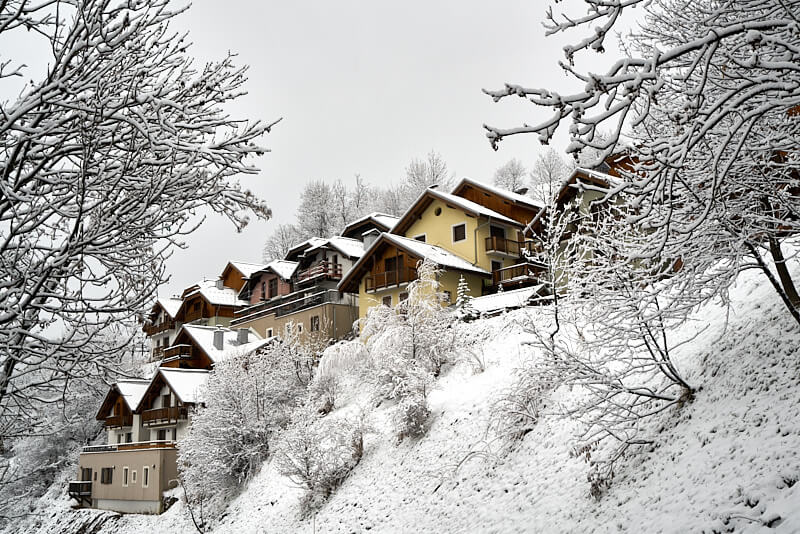 Vue sur l'ensemble des chalets des Fermes de l'Archaz en hiver